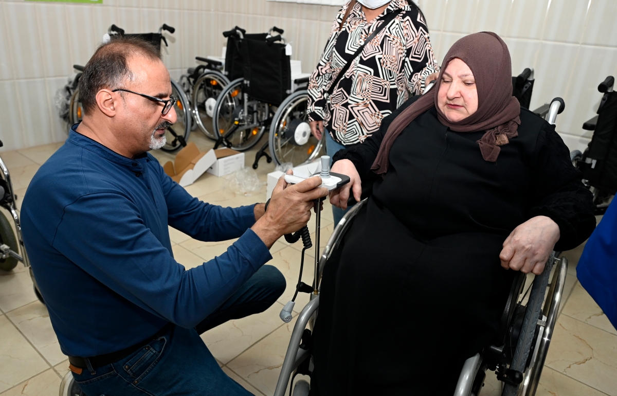  تدريب إحدى المستفيدات على استخدام الكرسي الكهربائي

