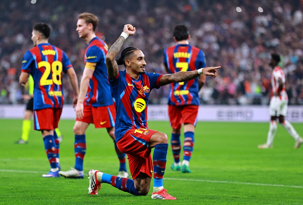 رافينيا محتفلاً بهدفه الثاني في مرمى أتلتيك بلباو (رويترز)