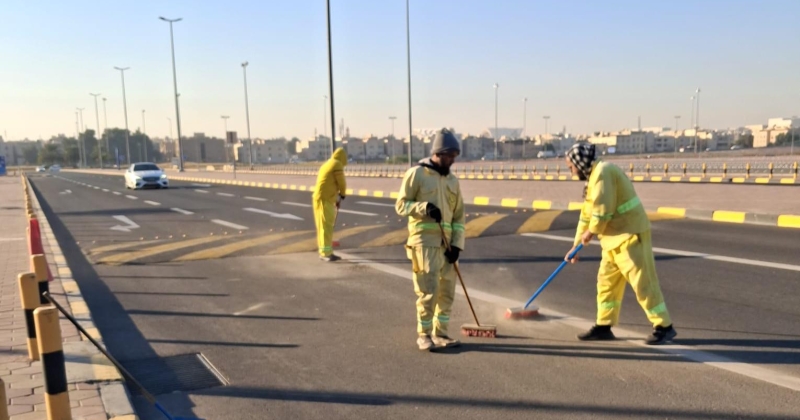 بلدية الفروانية تكثف أعمال النظافة في محيط استاد جابر استعدادا لـ السوبر الفرنسي. تشكيل فرق ميدانية لضبط الباعة الجائلين خارج أسوار الاستاد الرياضي 