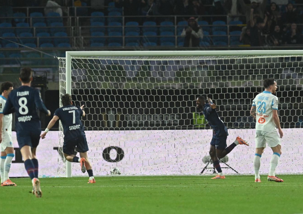 عثمان ديمبيلي يحتفل بهدفه          (تصوير أسعد عبدالله)