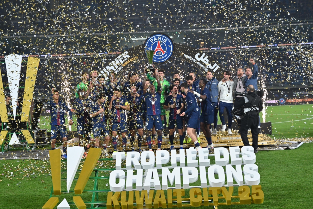 لاعبو باريس سان جرمان على منصة التتويج                                            (تصوير أسعد عبدالله)