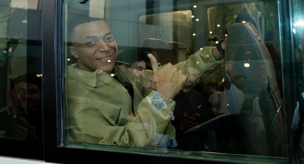 كيليان مبابي في مطار جدة