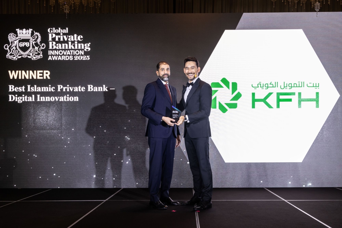 حمد الغنام متسلما احدى جوائز البنك من مجلة global Private Bnking