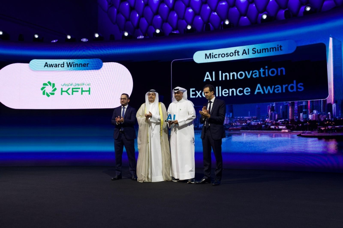 مشعل المنيخ متسلما الجائزة