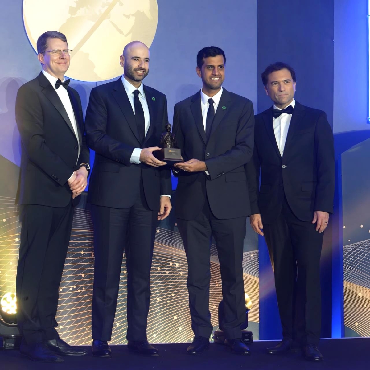 ناصر الشايع وفيصل السريع متسلمان جائزة من مجلة ذا بانكر