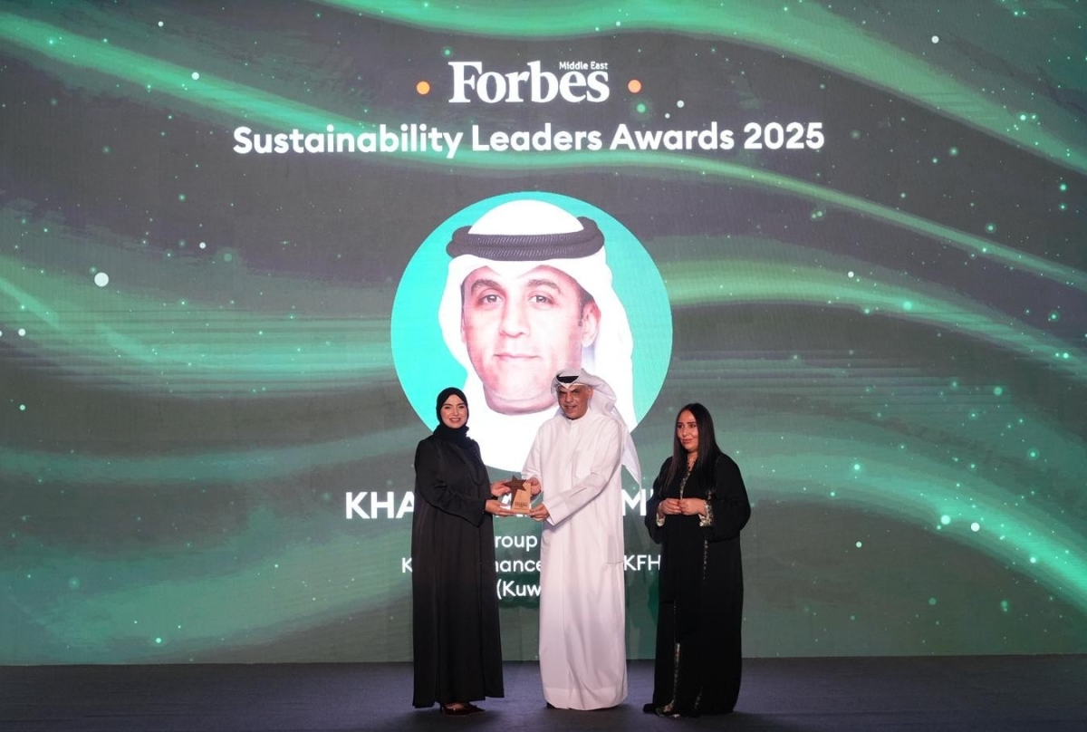 مشعل الشايع متسلما بالنيابة عن الرئيس التنفيذي للمجموعة خالد الشملان تكريم قادة الاستدامة من فوربس
