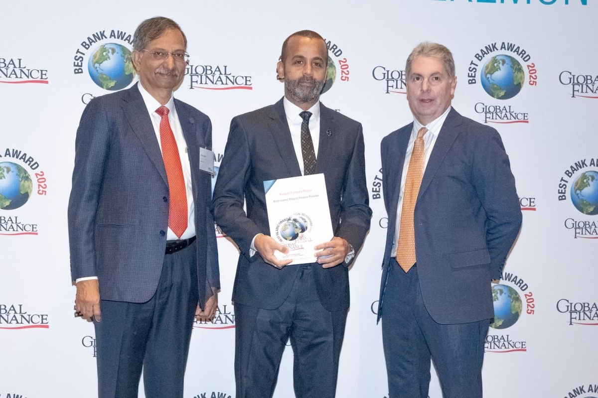 خالد الشملان متسلما جائزة افضل بنك اسلامي في العالم من غلوبل فايننس