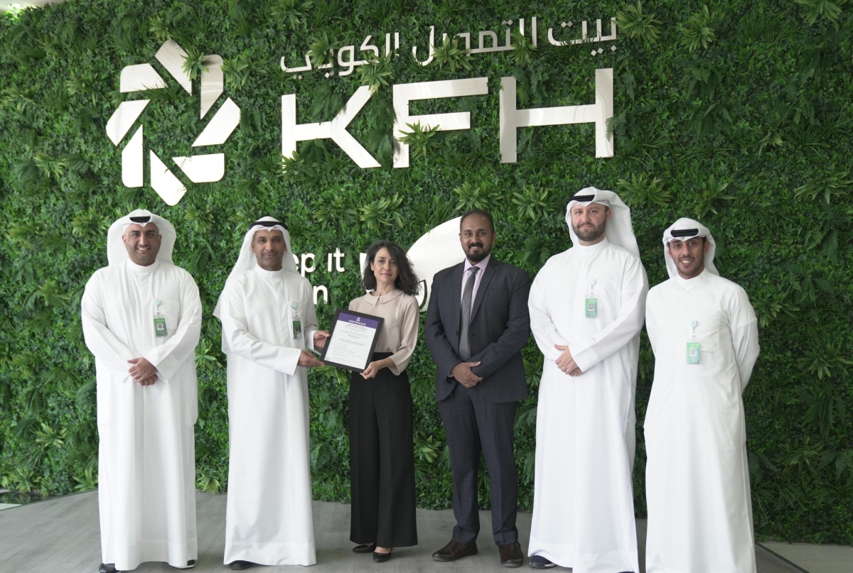 أيمن الطبطبائي والفريق يتسلمون الشهادة من مسؤولي آيزو