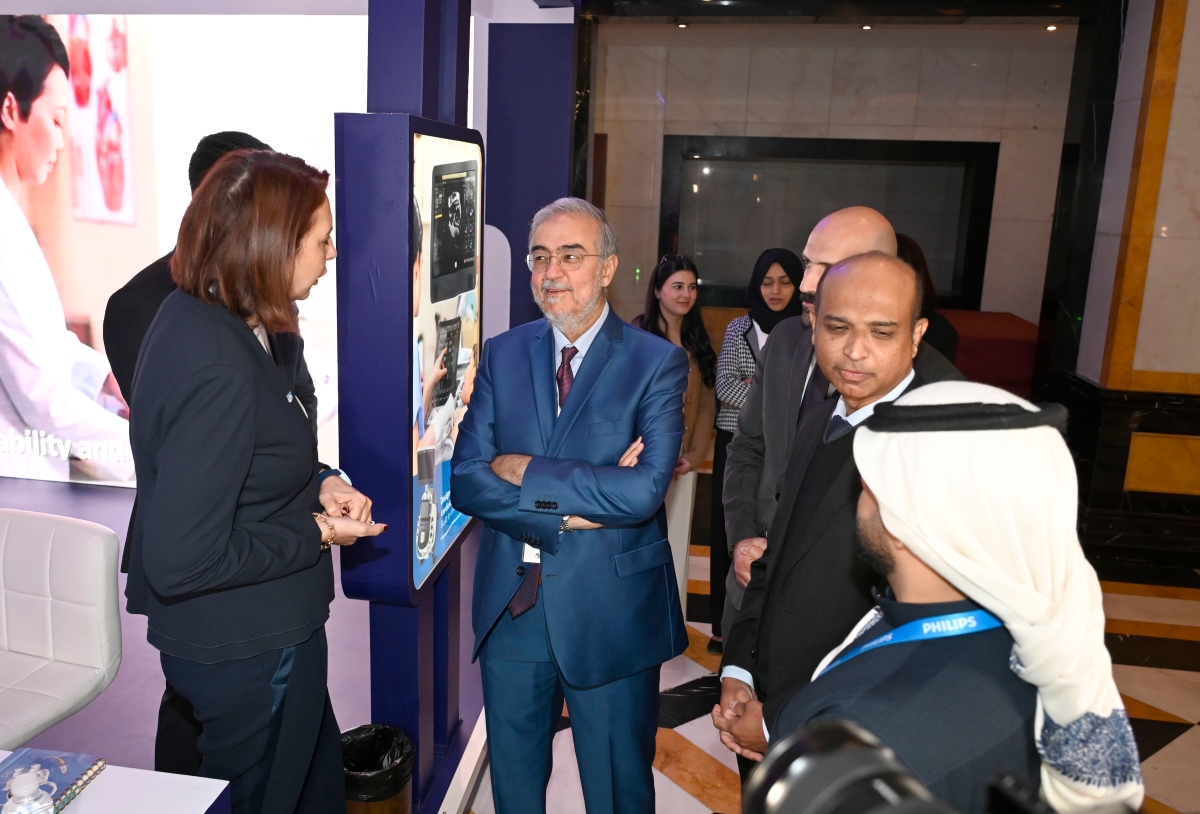 نقاشات جانبية على هامش المؤتمر (تصوير سعود سالم)