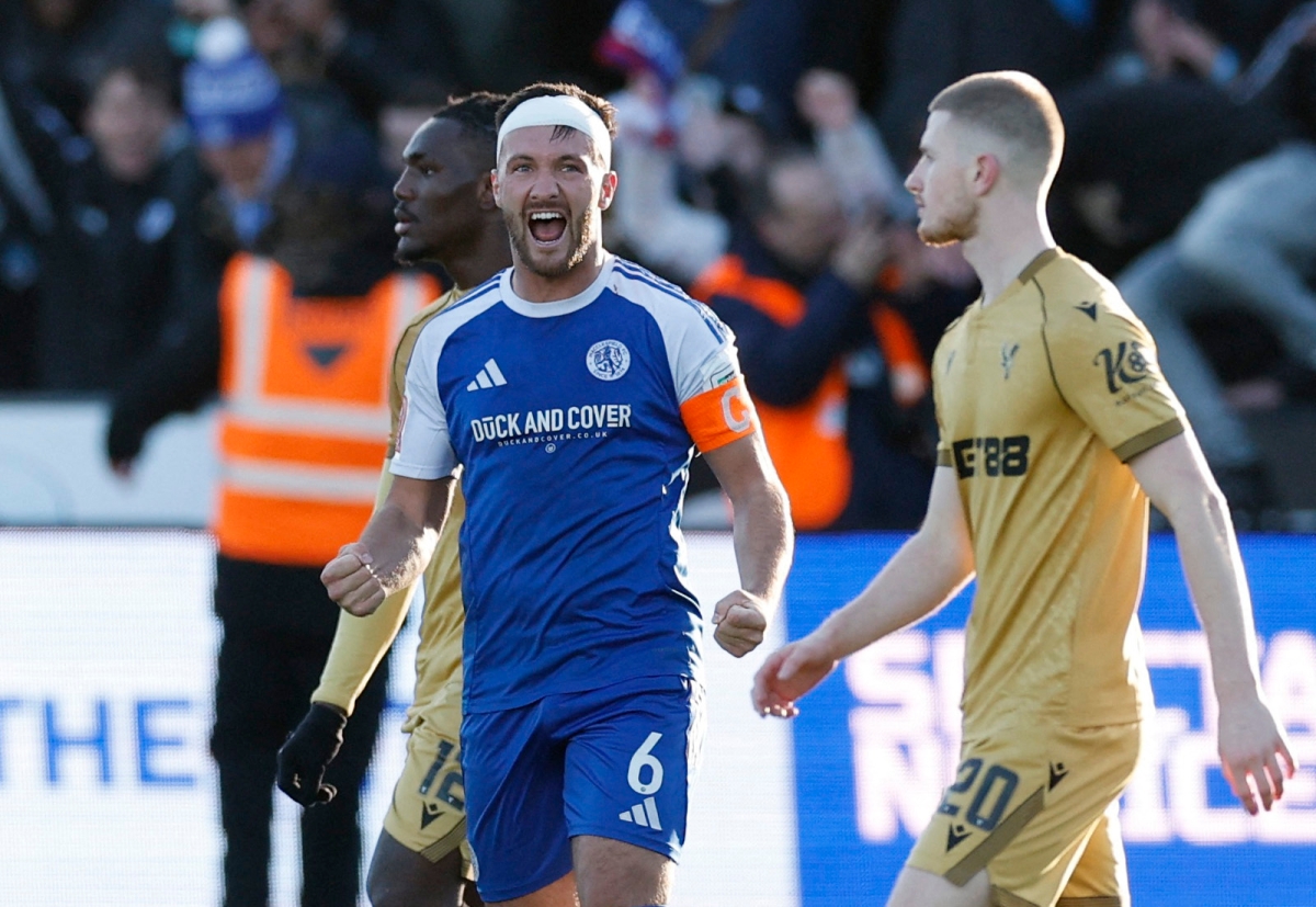 بول داوسون محتفلاً بالفوز وسط خيبة  لاعبي كريستال بالاس (رويترز)