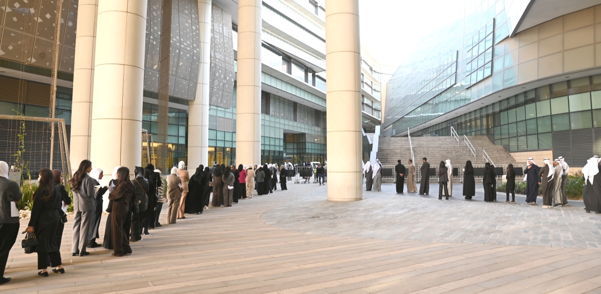 المتقدمون لاختبارات النيابة العامة قبل دخولهم قاعة الاختبار (تصوير نايف العقلة)