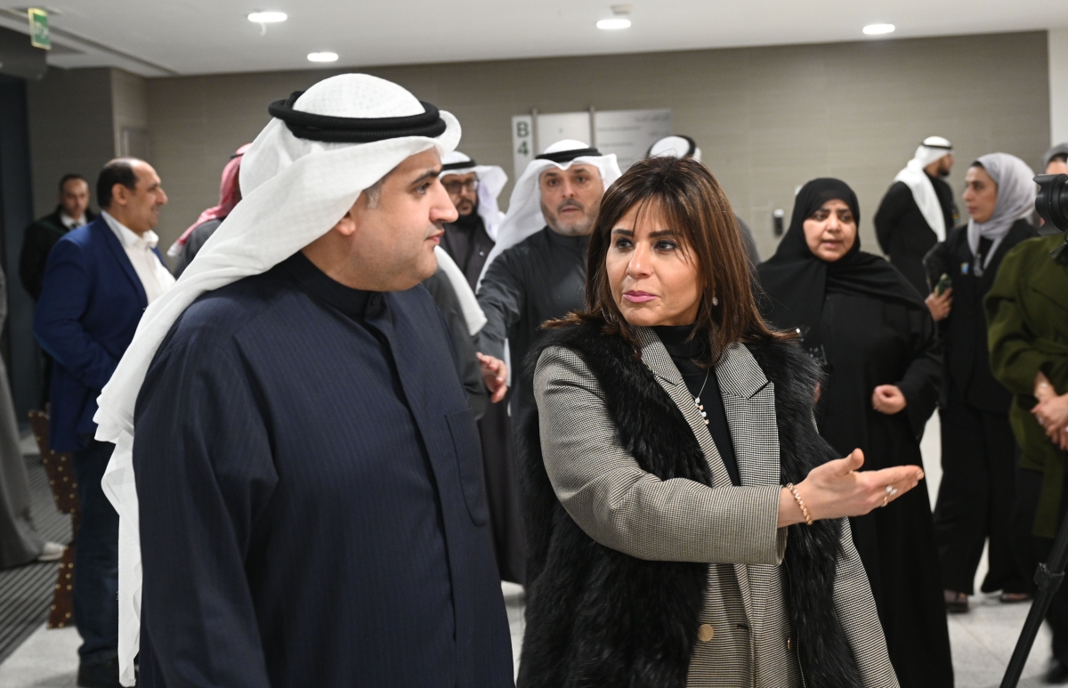 الوزير ومديرة الجامعة دينا الميلم خلال الجولة