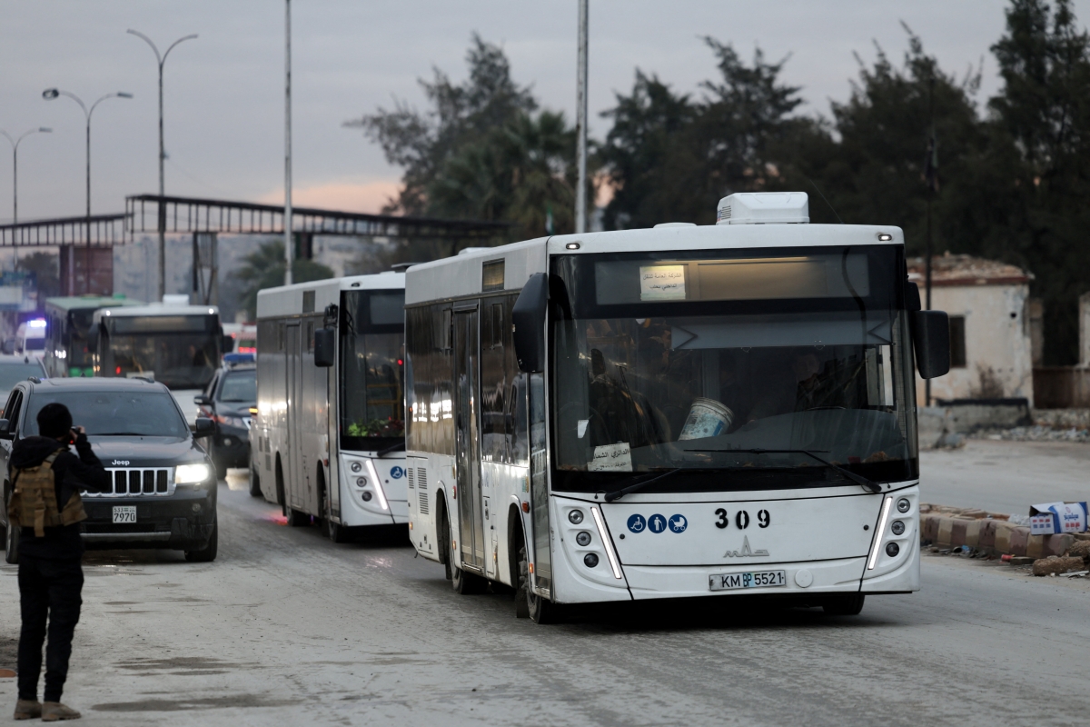 ترحيل مقاتلين من «قسد» من حي الشيخ مقصود (رويترز)