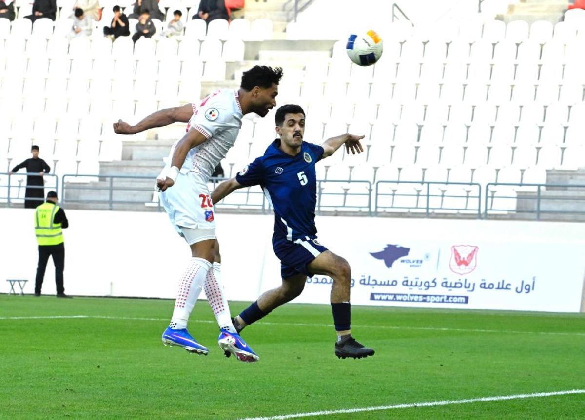 نجم «الأبيض» يوسف ناصر مسدداً الكرة برأسه