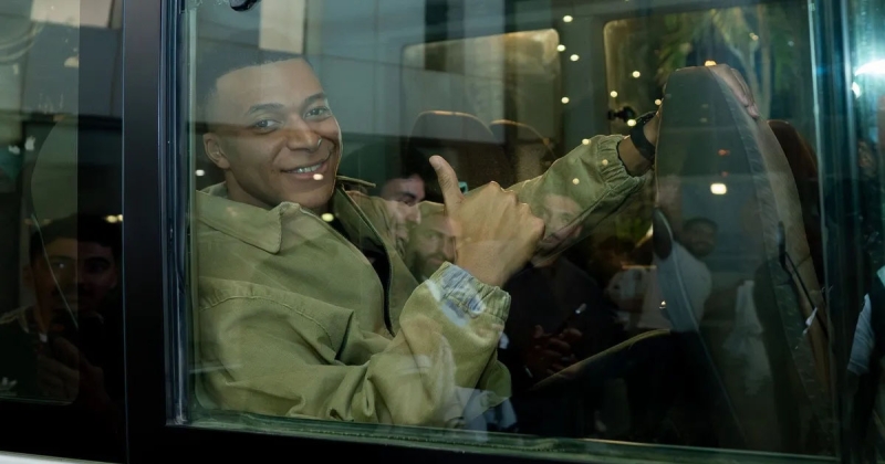 مبابي يصل جدة للمشاركة في كلاسيكو «السوبر» 