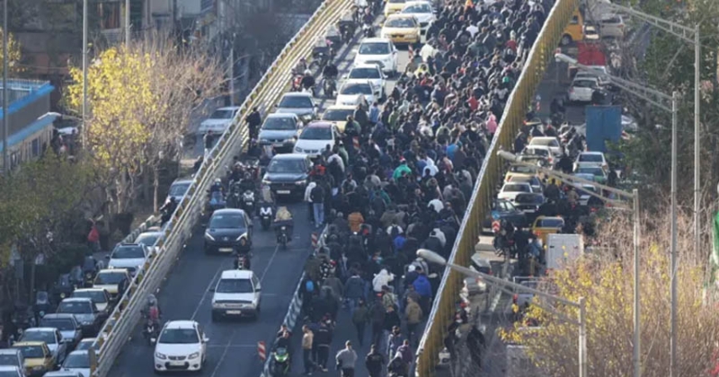 الجيش الإيراني يتعهد بحماية المصالح الوطنية وسط الاحتجاجات 