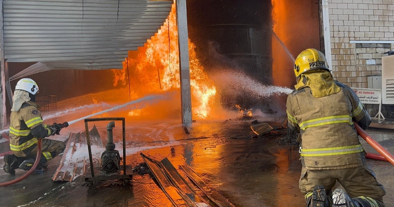 إخماد حريق اندلع في خزانات مواد سريعة الاشتعال بـ«صناعية الأحمدي» 