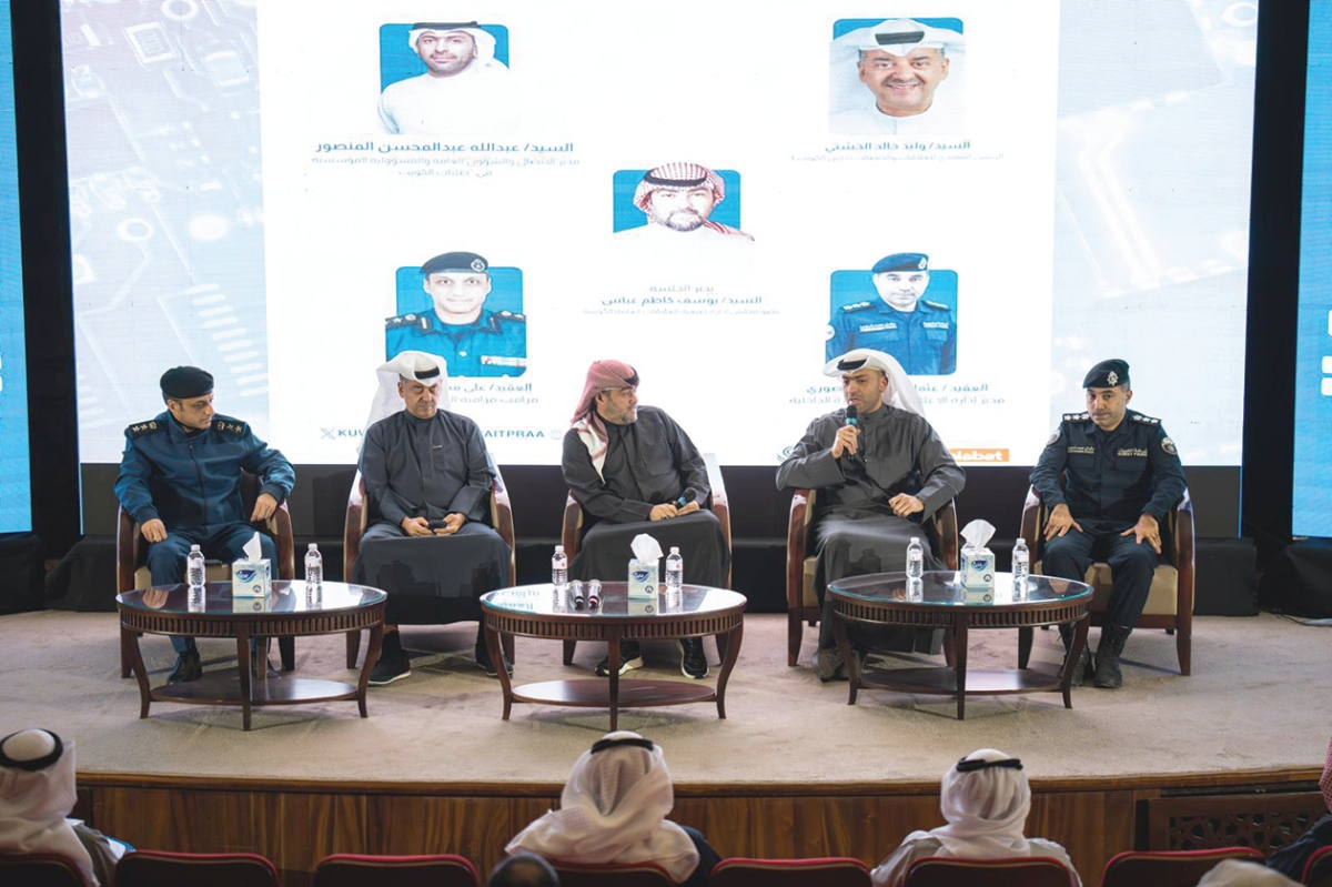 


عبدالله المنصور متحدثاً في المؤتمر 