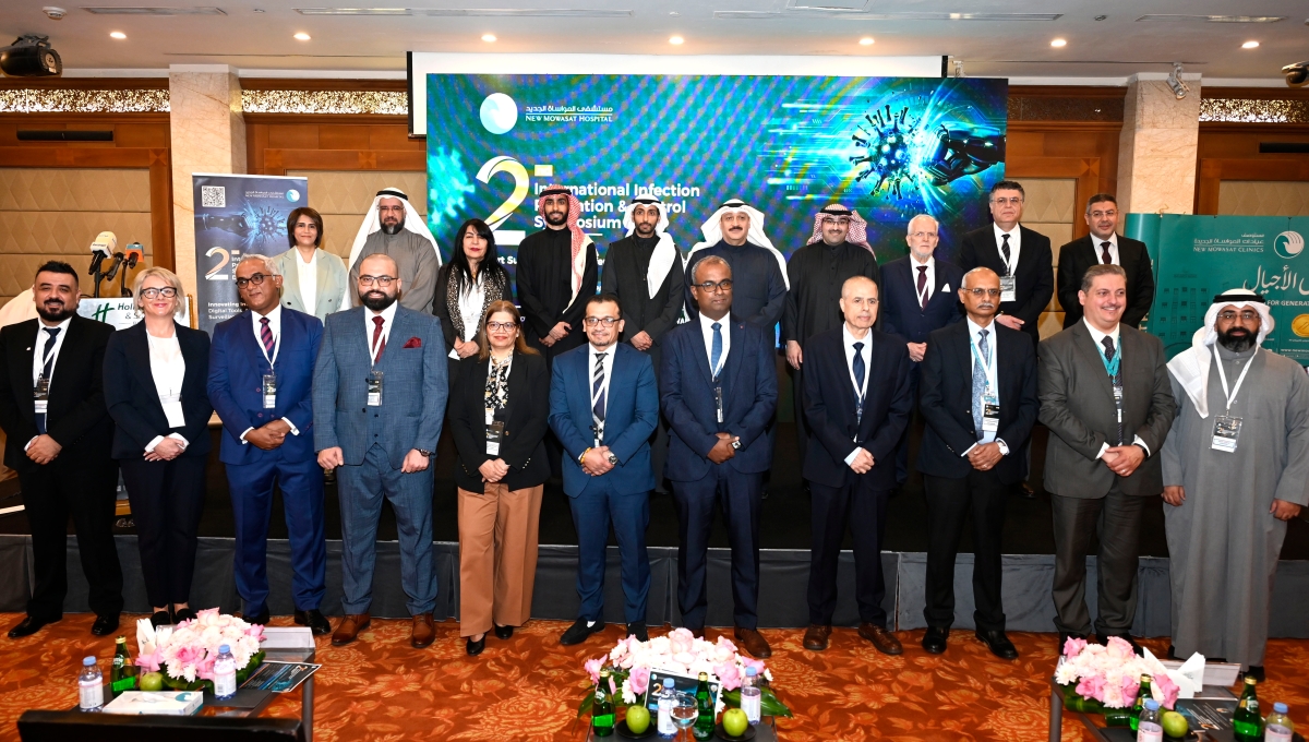 العوضي يتوسّط المُشاركين بالمُؤتمر (تصوير سعود سالم)