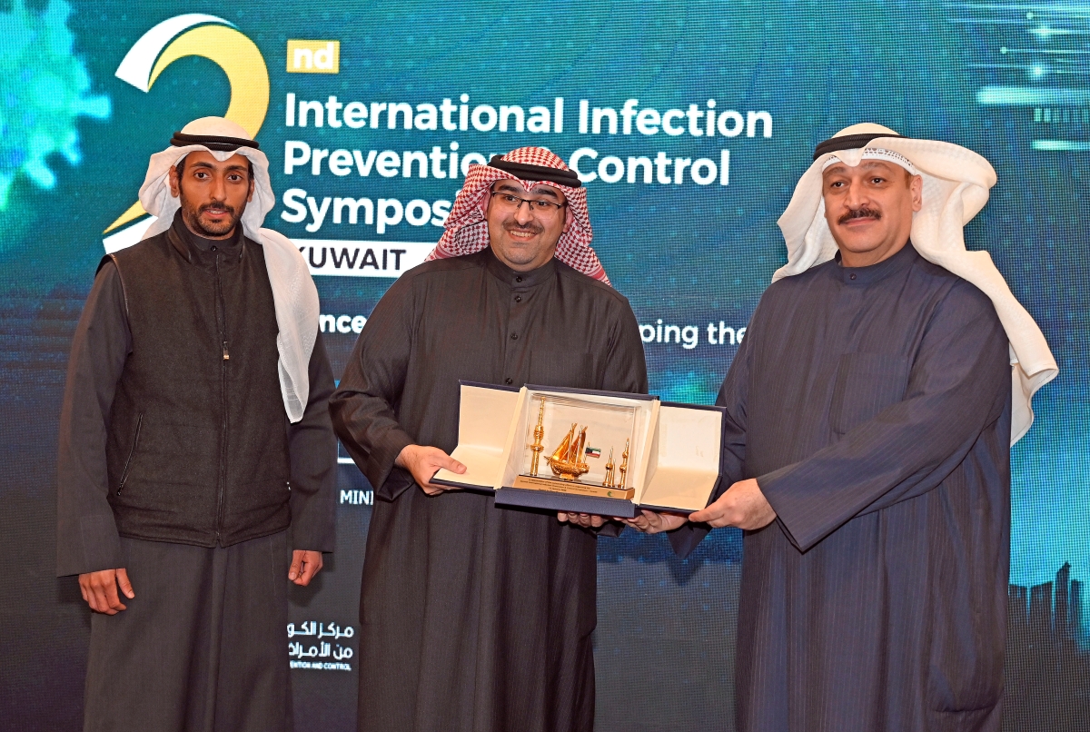 العوضي يُكرّم إحدى الجهات المُشاركة 