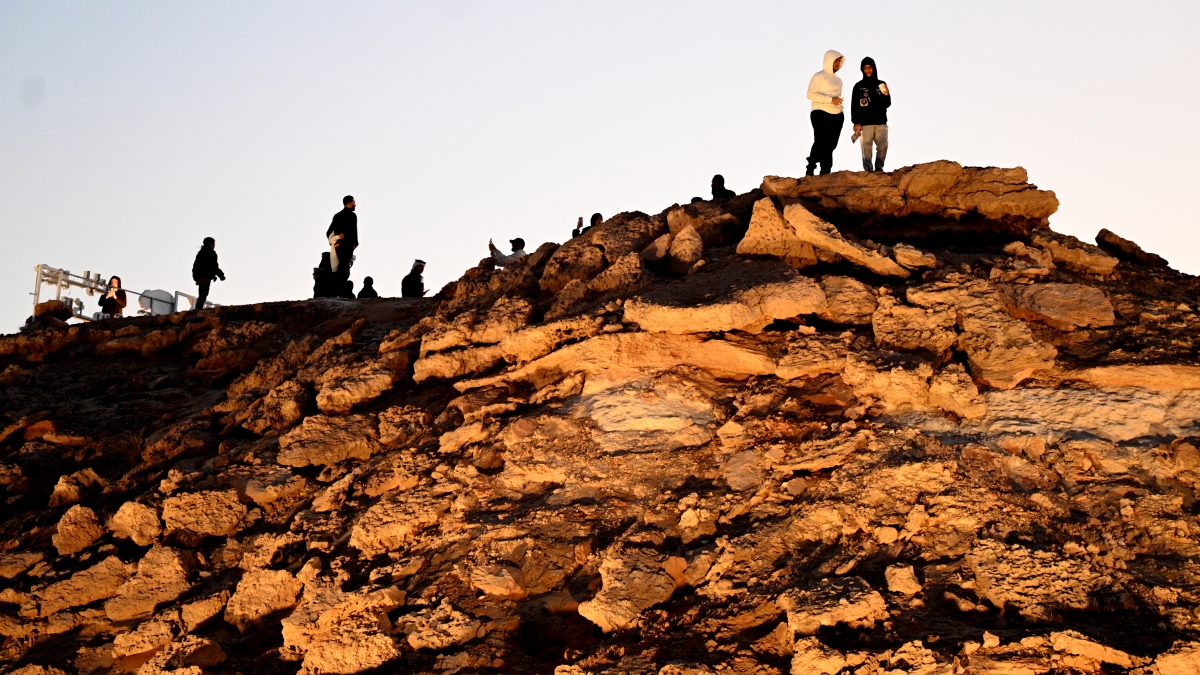 زوار يتسلقون المرتفعات