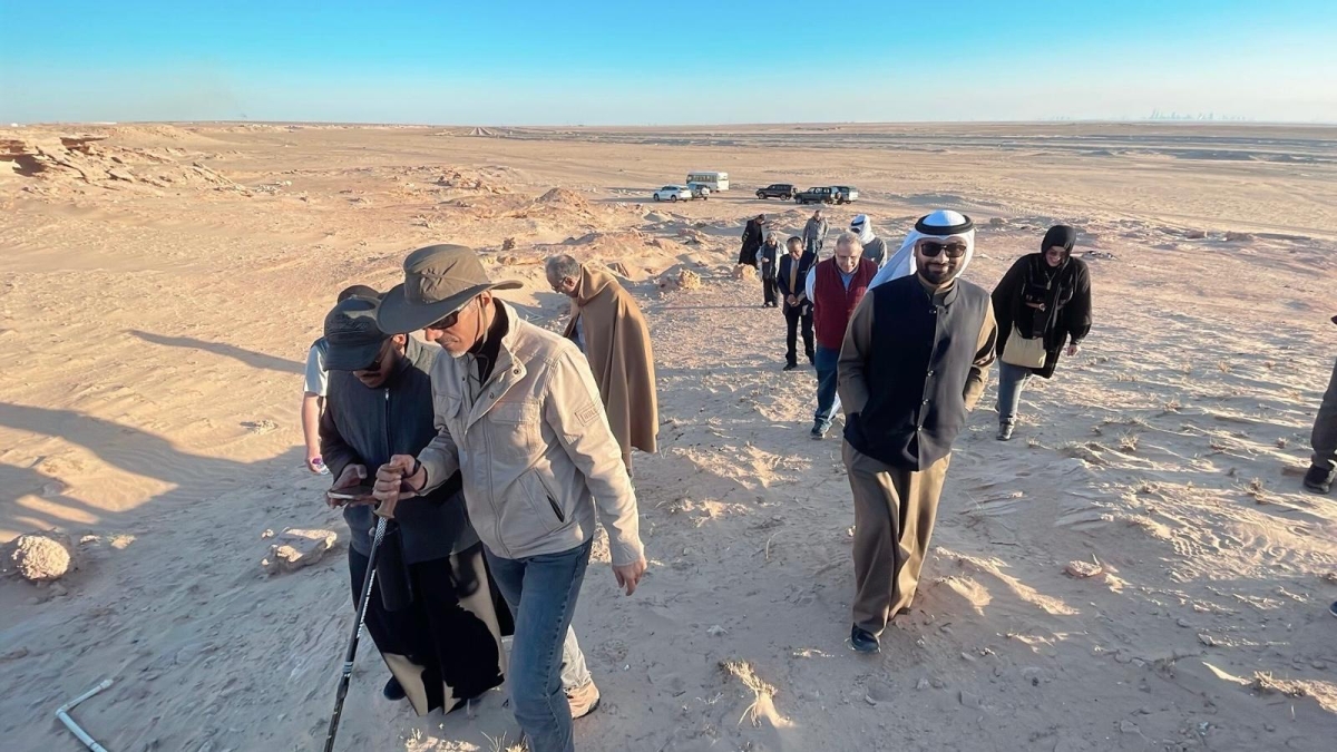  مبارك الهاجري خلال مراحل التجهيز للمشروع مستخدماً أحد أدوات الاستكشاف الجيولوجي