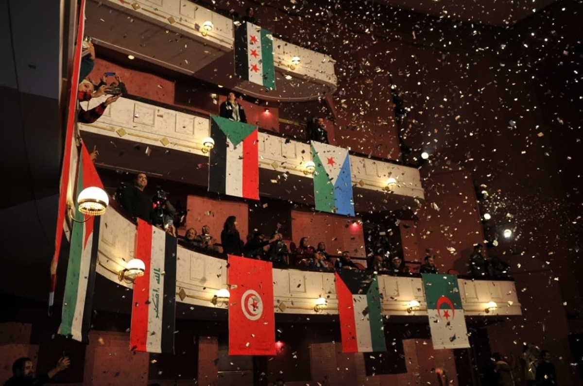 شرفات المسرح تزيّنت بأعلام الدول العربية
