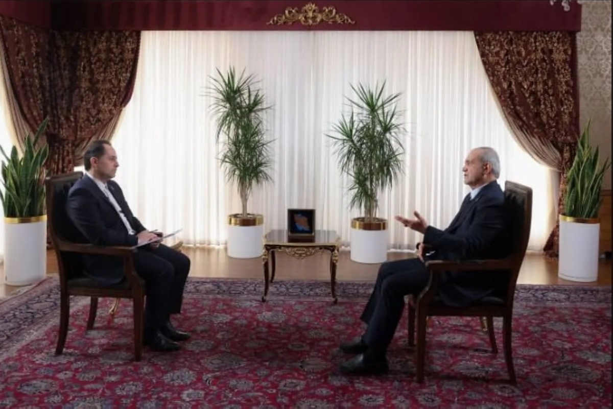 بزشيكان يتحدث للتلفزيون الرسمي
