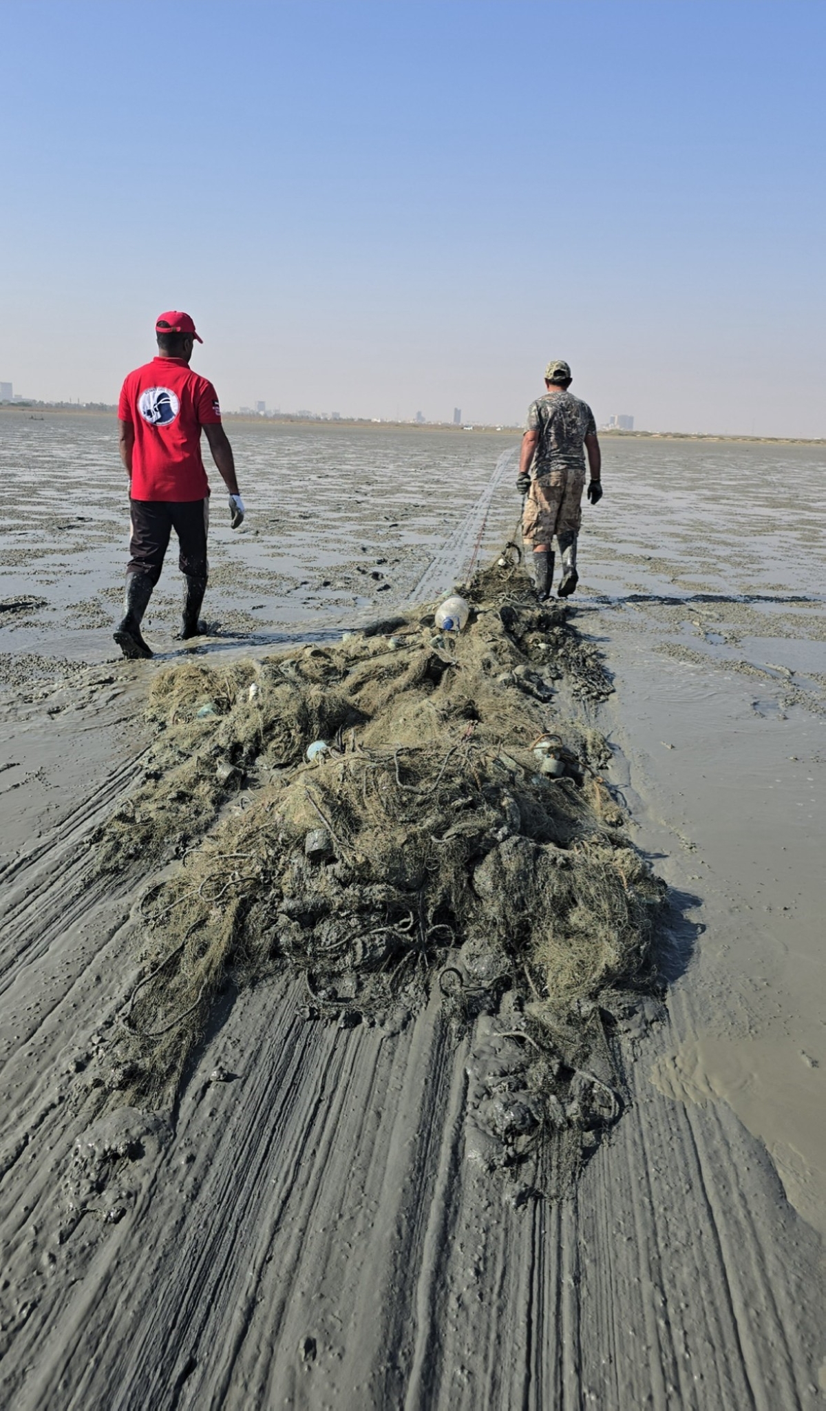 رفع شبكة صيد مهملة