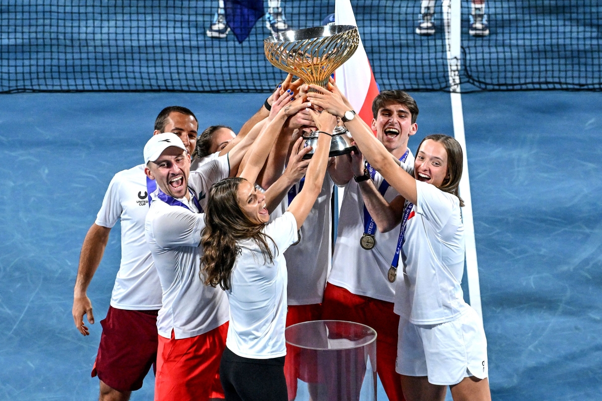 لاعبو منتخب بولندا متوجون بالكأس (أ ف ب)