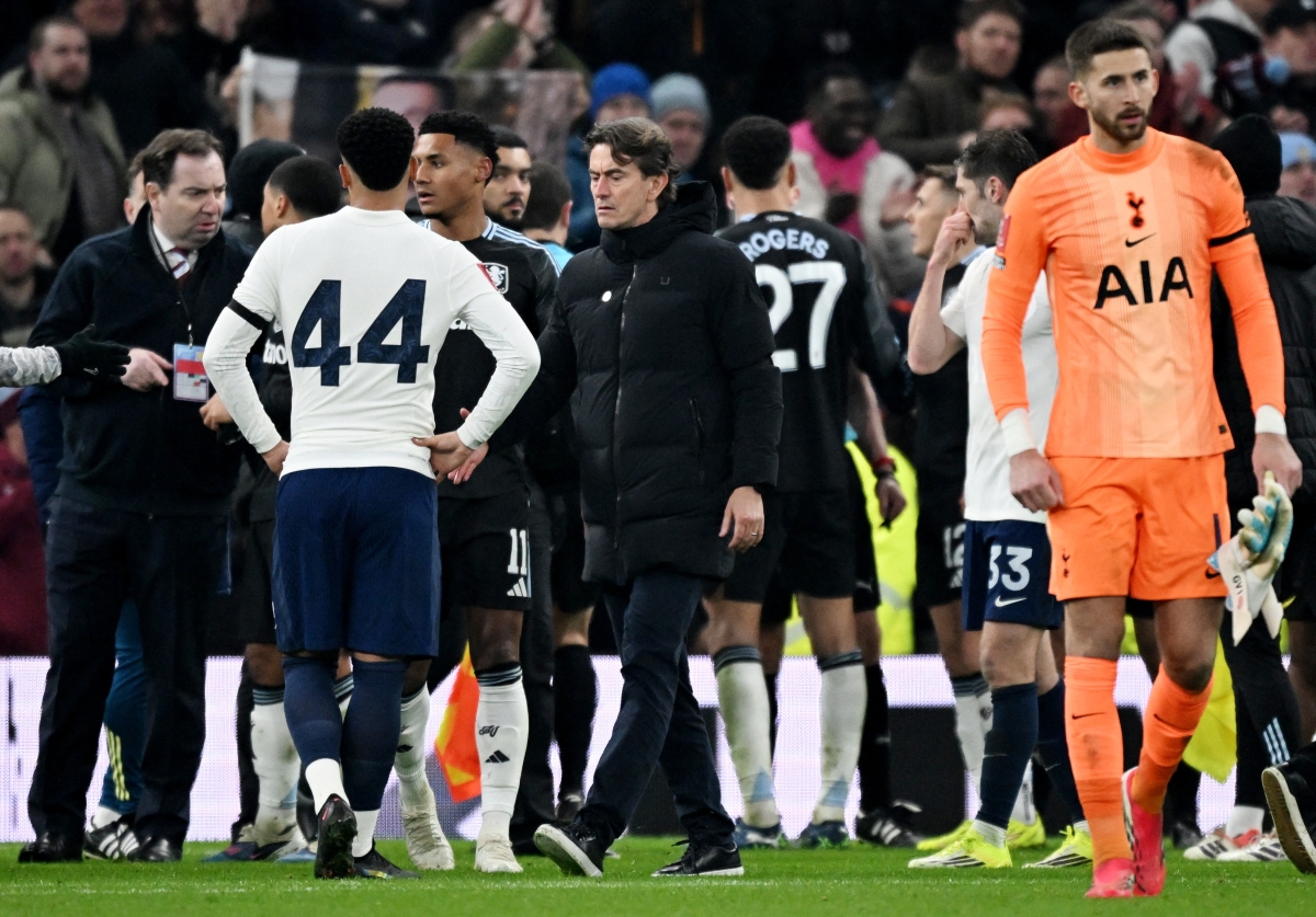 خيبة توماس فرانك ولاعبي توتنهام بعد الخسارة (رويترز)