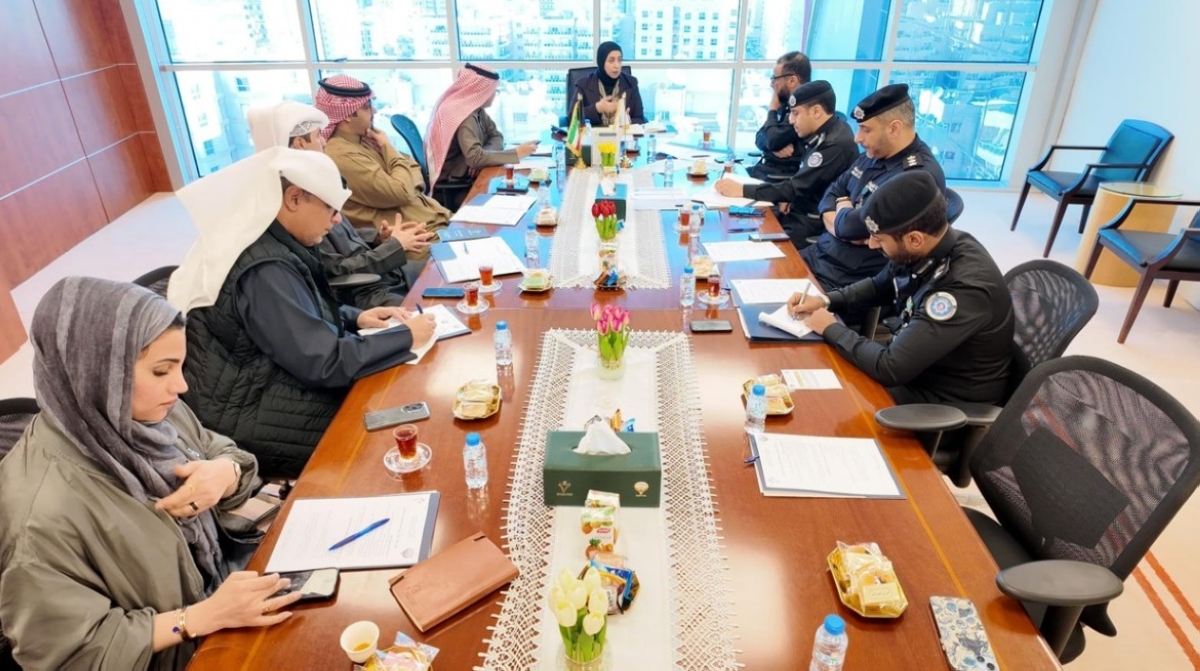 رباب العصيمي مترئسة الاجتماع