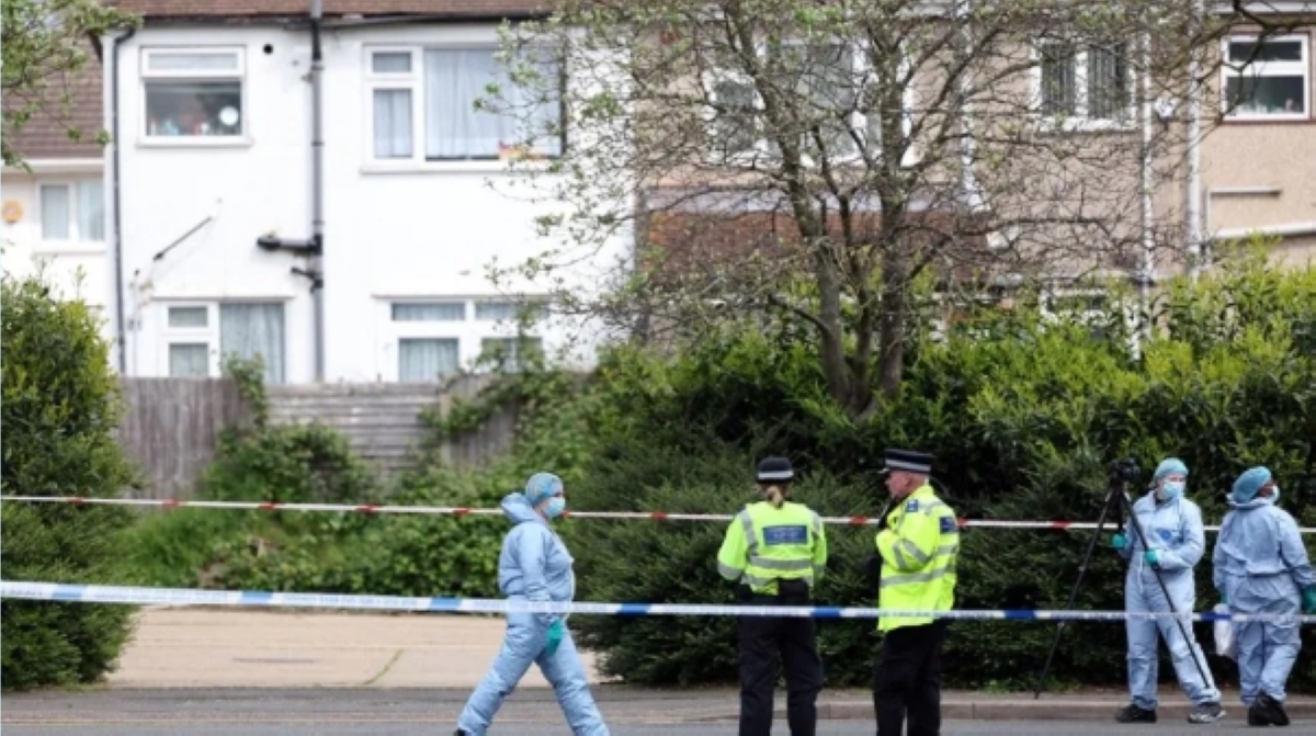عناصر أمنية وطبية في مسرح إحدى الجرائم في لندن (أرشيفية - أ ف ب)