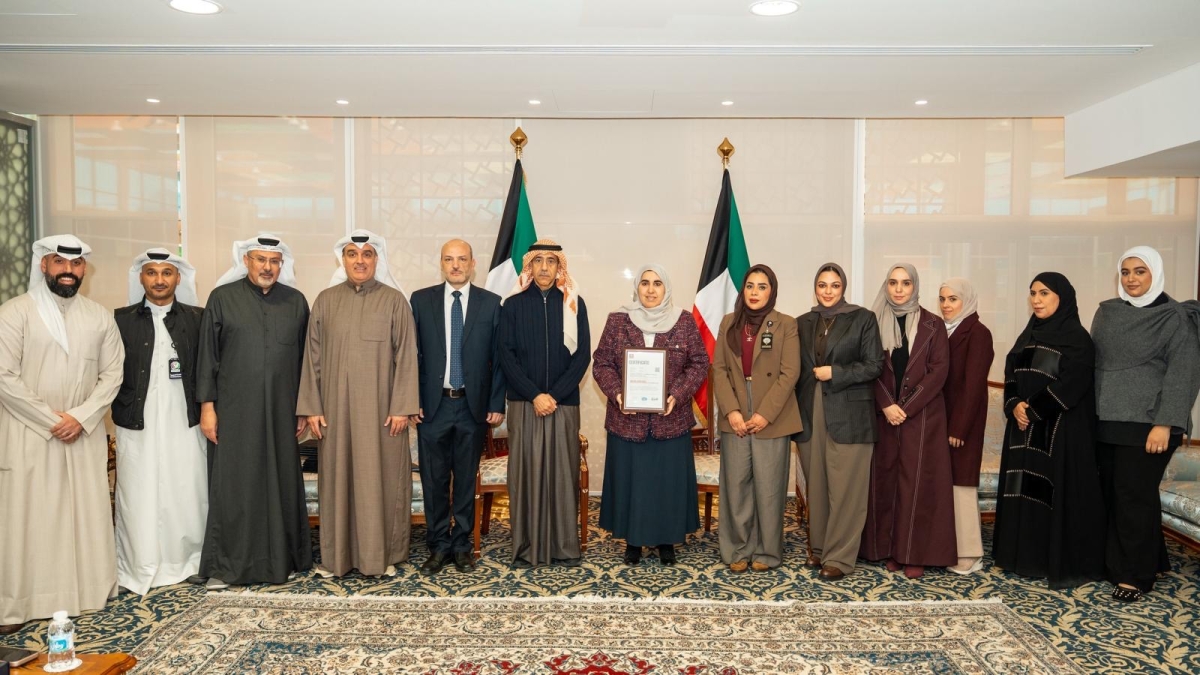 لقطة جماعية على هامش استلام الشهادة