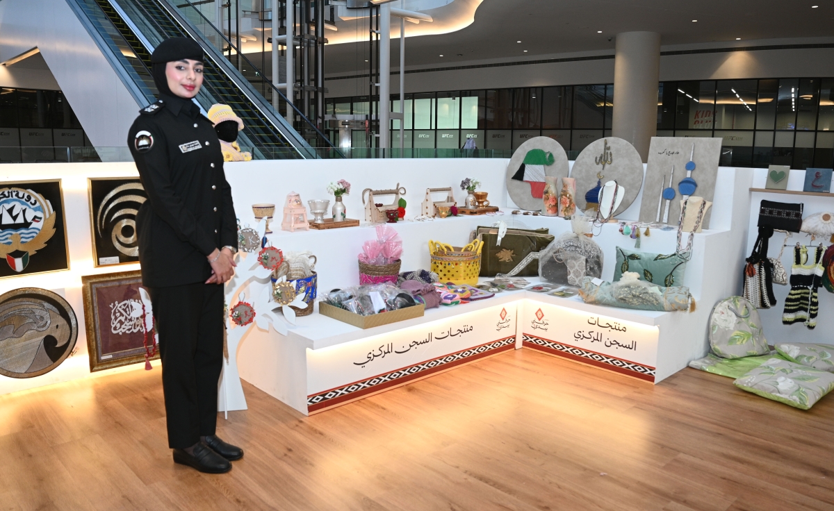 الملازم أول فاطمة مهدي أمام مُنتجات نزلاء السجون