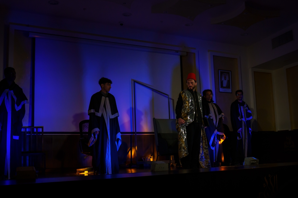 من العرض المسرحي القصير