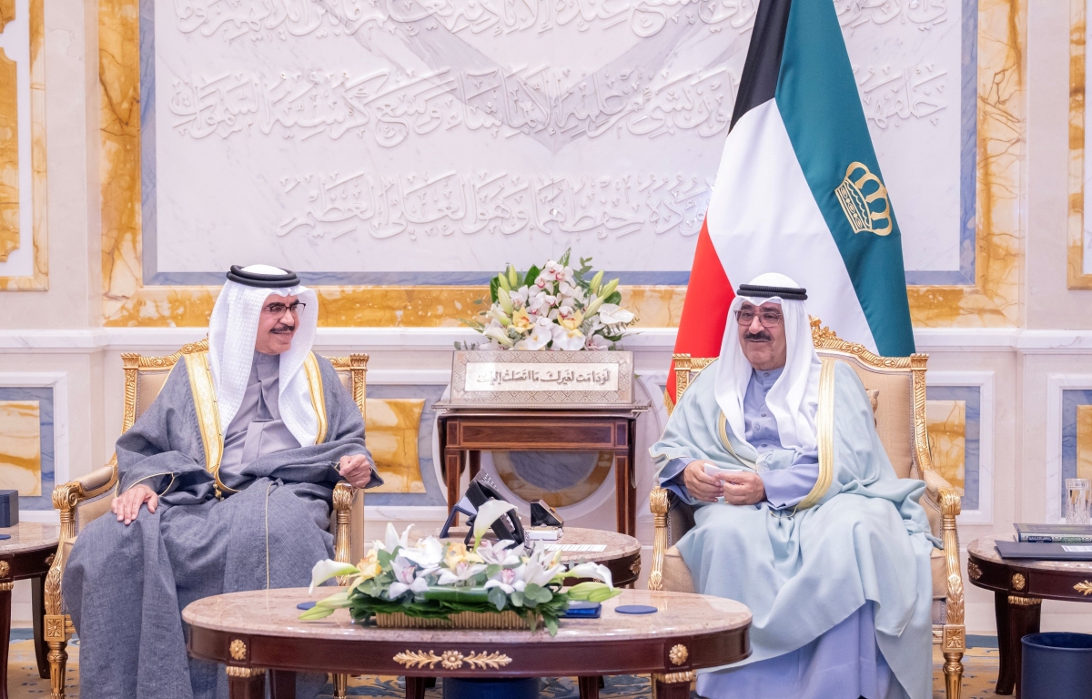 صاحب السمو مستقبلاً وزير الداخلية البحريني