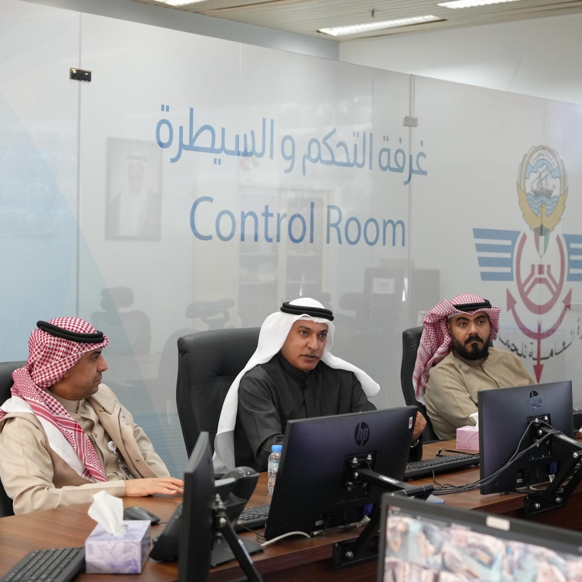 رئيس الجمارك خلال زيارته لمركز تفتيش الحاويات بميناء الشويخ