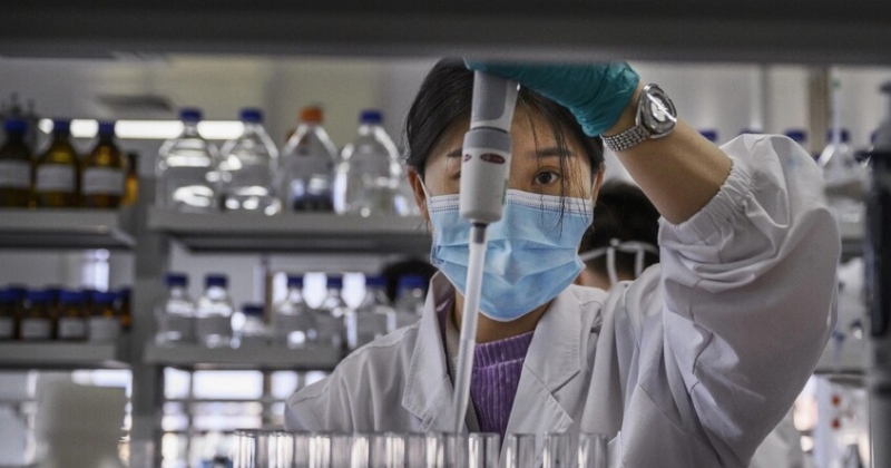 علماء صينيون يطورون علاجا جزيئا مبتكرا لعلاج السرطان بدقة 