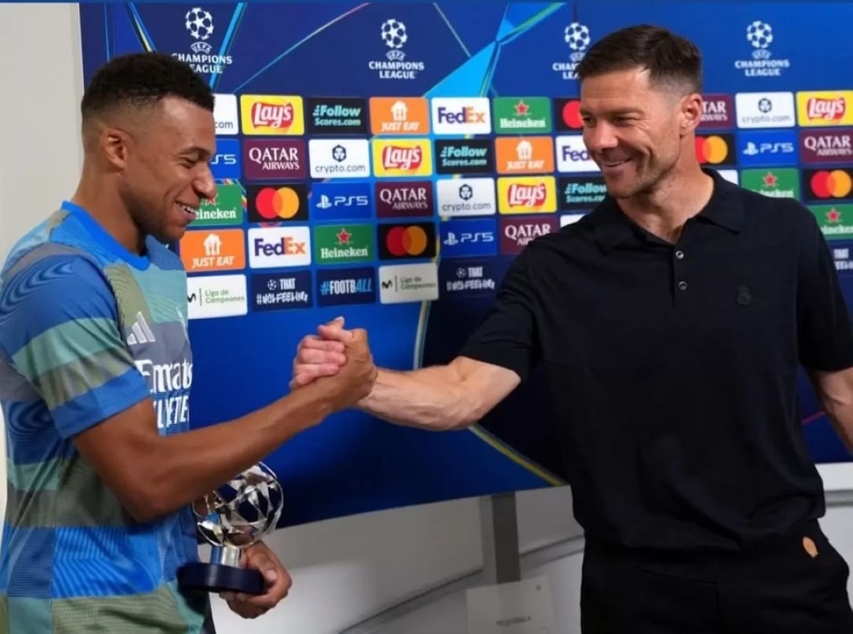 كيليان مبابي وتشابي ألونسو 