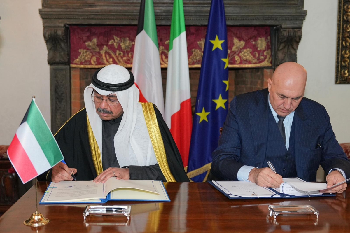 عبدالله العلي وغويدو كروسيتو يوقّعان اتفاقية التعاون العسكري