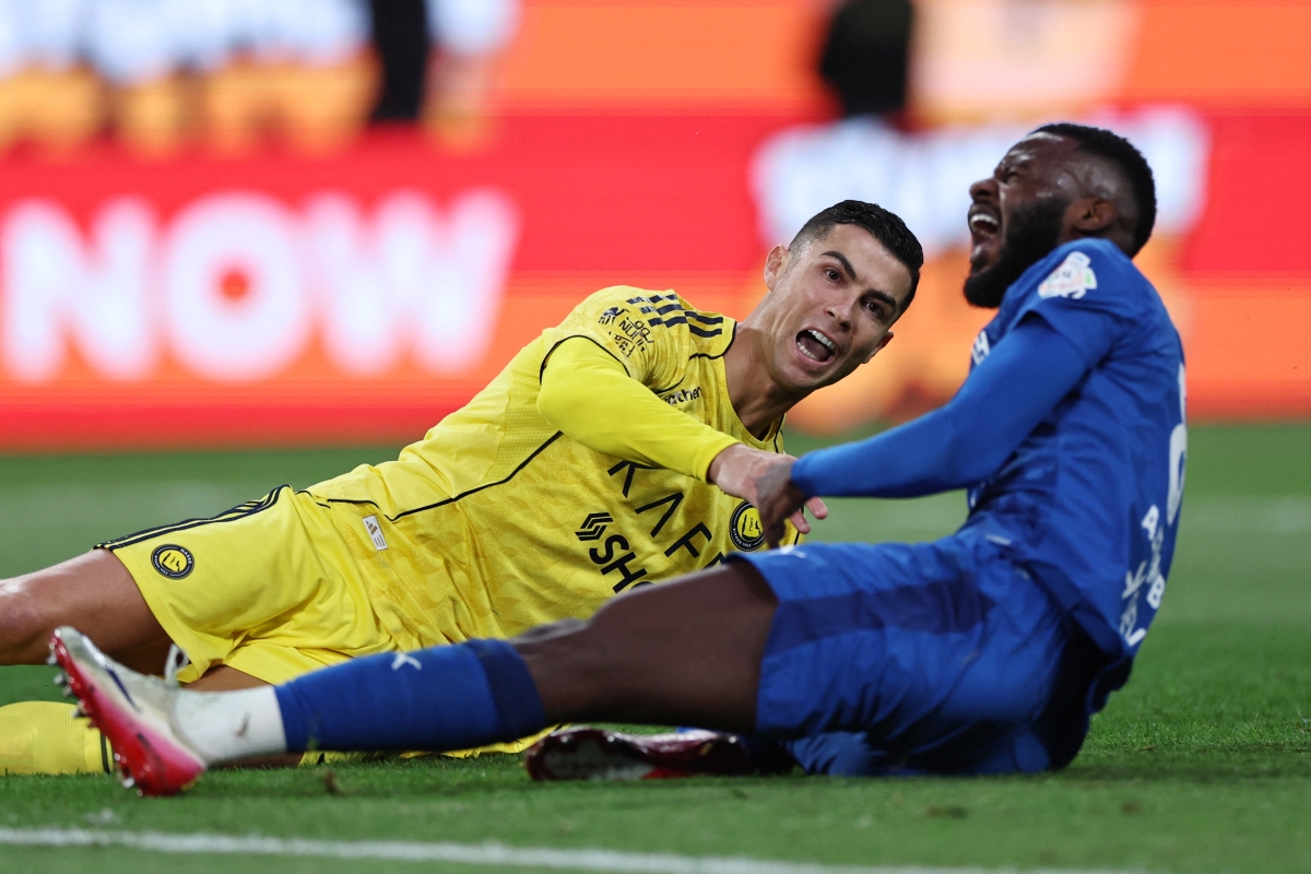 كريستيانو رونالدو وحسان تمبكتي أرضاً خلا المباراة (رويترز)