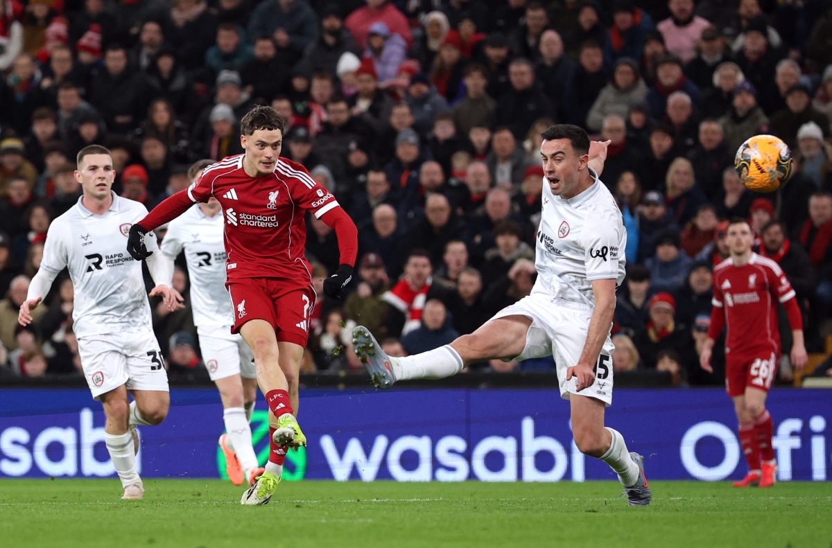 فلوريان فيرتز مسجلاً في مرمى بارنسلي (رويترز)