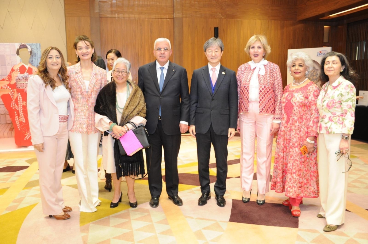 عضوات من مجموعة المرأة الدولية مع سفيري فلسطين واليابان