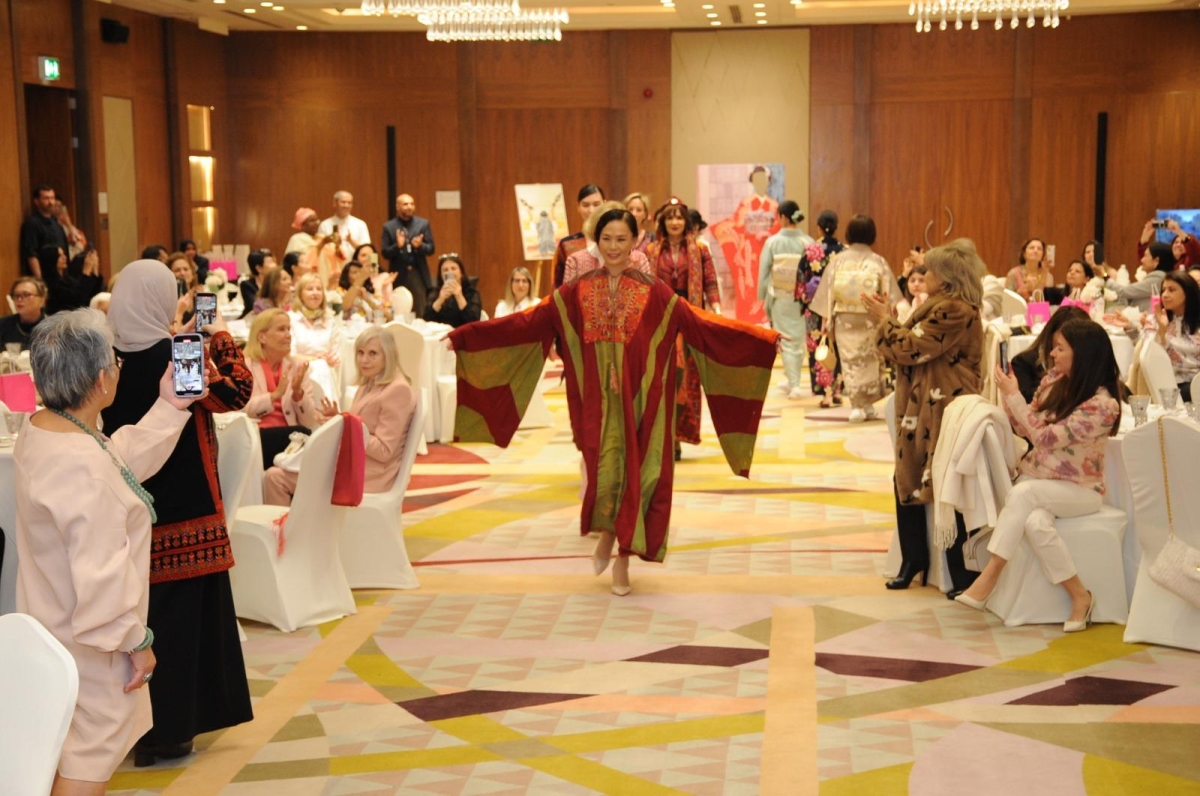 زوجة سفير منغوليا بالثوب الفلسطيني