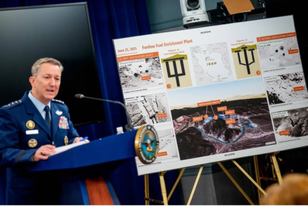 رئيس أركان القوات الجوية الأميركية الجنرال دان كين يتحدث عن ضرب أهداف في إيران خلال يونيو الماضي (أ ف ب)