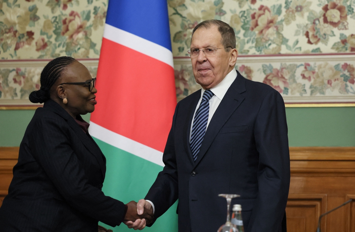 لافروف مُستقبلاً سلمى أشيبالا في موسكو (أ ف ب)