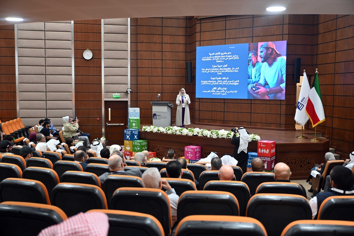 متحدثة في إحدى جلسات الملتقى