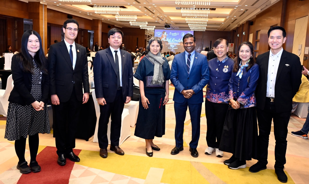 كورتو وياكيج وأعضاء السفارة مع الرئيس التنفيذي لطيران الجزيرة باراثان باسوباثي خلال الفعالية (تصوير سعود سالم)