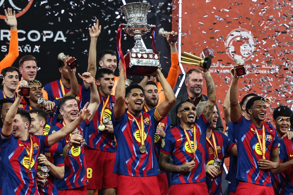 لاعبو برشلونة متوجون بكأس السوبر